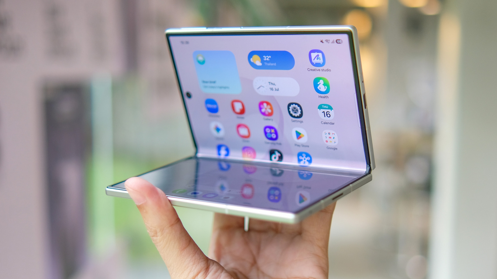 Pros and cons of using a foldable phone